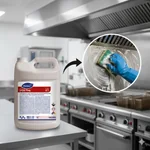 Primer plano de una superficie con grasa pesada siendo removida con Suma Plaq.