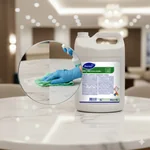 Lupa mostrando la remoción de huellas y brillo en una superficie de mármol o granito.