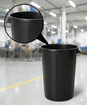 Cesto Nuva negro de 125 litros en un entorno de fábrica, ideal para residuos pesados y gran volumen.