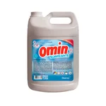 Lavandería industrial de hotel con operario manipulando sábanas blancas impecables tratadas con J.D. Omni.