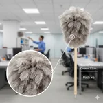 Zoom circular dentro de los márgenes mostrando la suavidad y densidad de las plumas de avestruz del plumero Ostrich para atrapar polvo por estática.