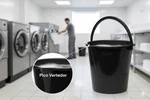 Zoom circular dentro de los márgenes mostrando el agarre ergonómico de la manija y el espesor del plástico del balde Nuva 17lt.