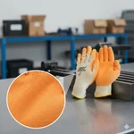 Detalle del acabado rugoso de los guantes Mapa Enduro 328 para un agarre firme en superficies húmedas o secas.