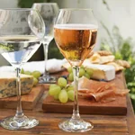 opa Nadir Prestige 600ml en una mesa de hotel con vino tinto servido.