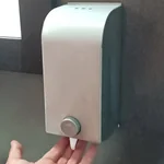 Dispenser de jabón líquido DA Curva Line esmerilado para baños de hoteles y restaurantes.