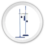 Gancho rojo Italimpia organizando herramientas de limpieza en zona crítica de cocina.