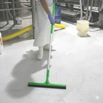 Secador verde Italimpia de 75cm siendo utilizado en un lavadero o cocina profesional.