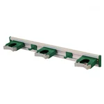 Riel organizador de pared Italimpia de aluminio 50cm con ganchos verdes.
