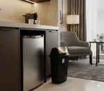 Cesto Siena Ecoblack ubicado en el escritorio de una habitación de hotel.