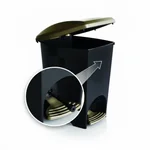 Cesto de residuos Siena 7L Ecoblack ubicado en baño de hotel profesional, diseño elegante y compacto.