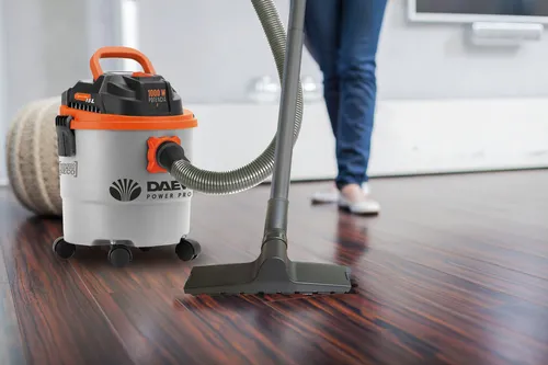 spiradora Daewoo DAVC90 en uso para limpieza profunda en habitación de hotel.