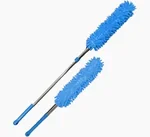 Uso del plumero extensible Laffitte limpiando molduras y techos altos en un hotel.