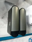 Dispenser doble para shampoo y acondicionador color negro DA para hoteles y alquileres diarios.